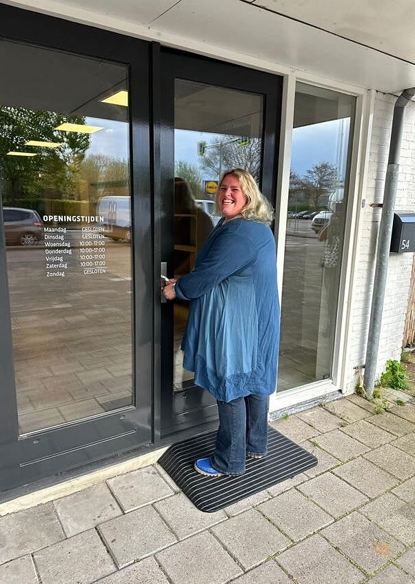 Birgit opent de deur van Rijksstraatweg 54