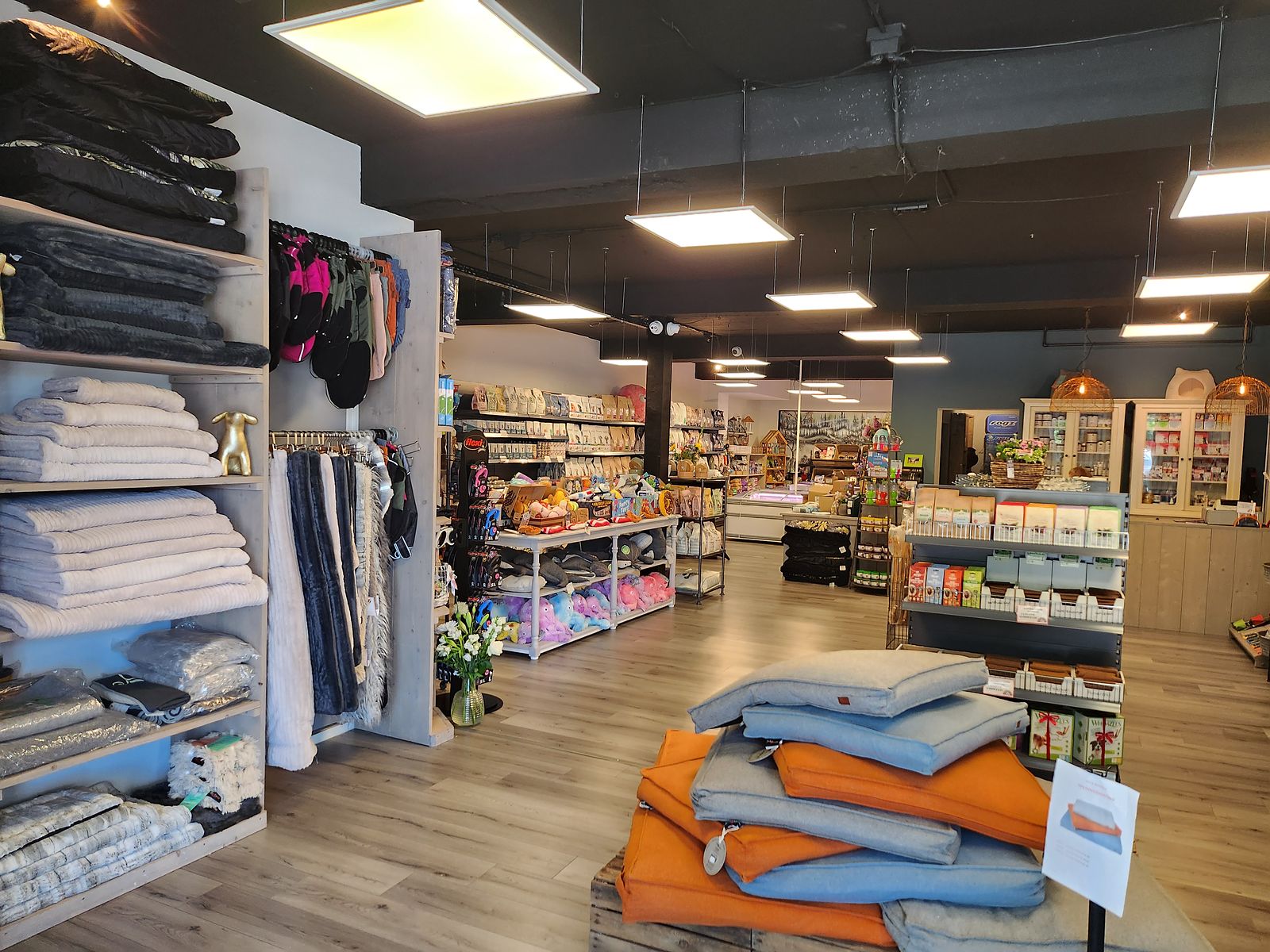 De winkel aan de Rijksstraatweg: kussens, manden, jassen, speelgoed en de witte kasten met supplementen